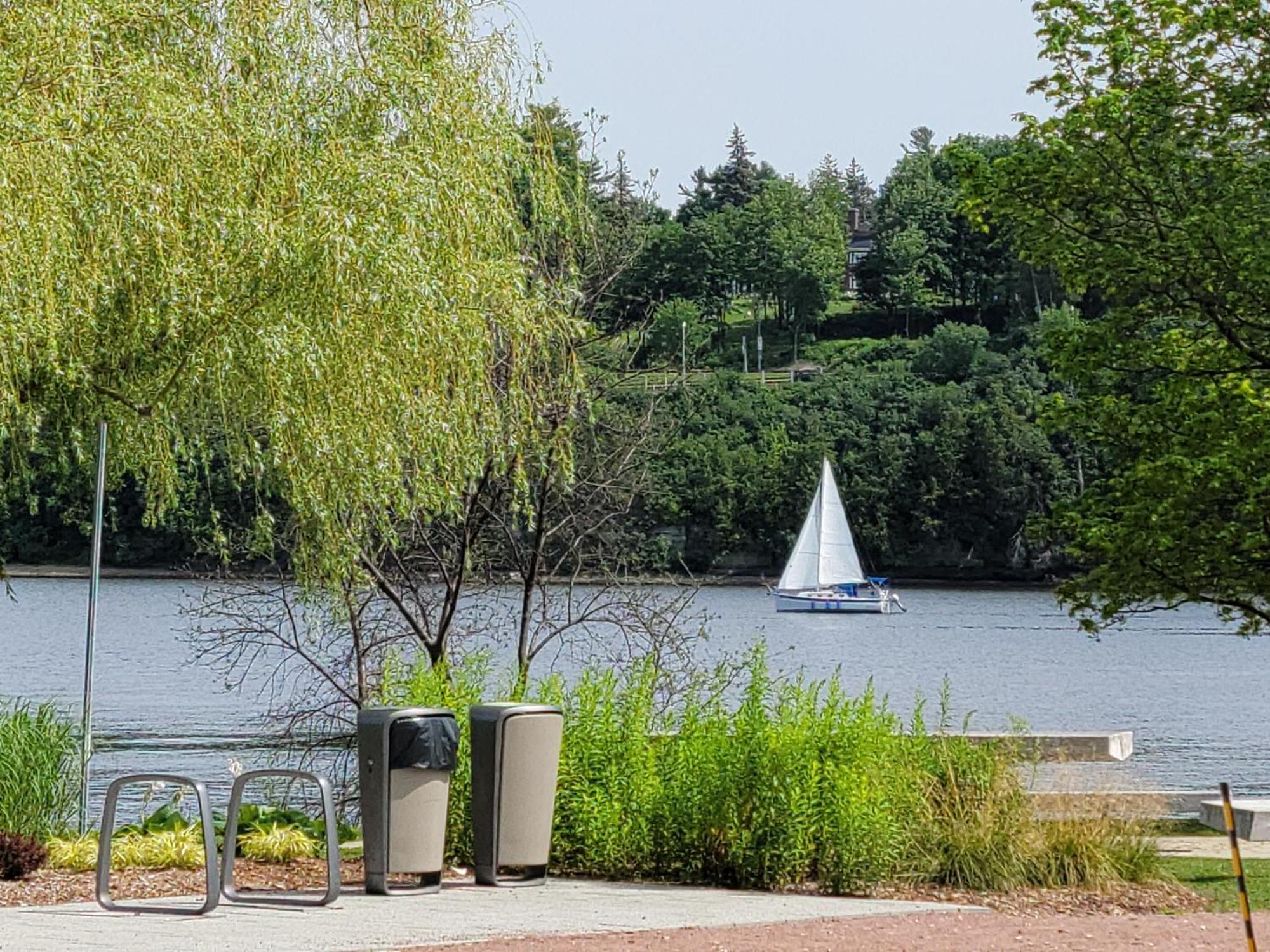 Kokomo Inn Bed And Breakfast Ottawa-Gatineau'S Only Tropical Riverfront B&B On The National Capital Cycling Pathway Route Verte #1 - For Adults Only - Chambre D'Hotes Tropical Aux Berges Des Outaouais Bnb #17542O ภายนอก รูปภาพ
