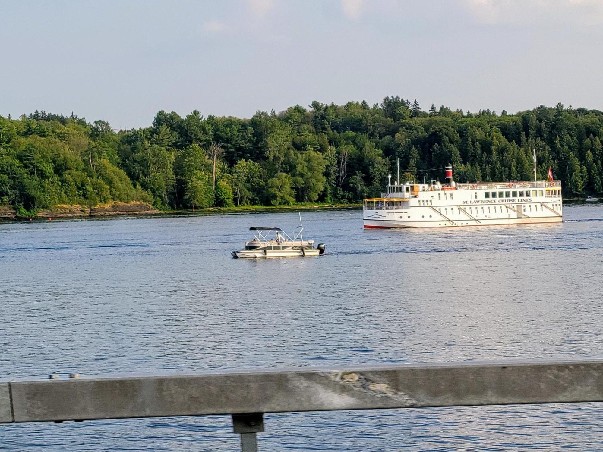 Kokomo Inn Bed And Breakfast Ottawa-Gatineau'S Only Tropical Riverfront B&B On The National Capital Cycling Pathway Route Verte #1 - For Adults Only - Chambre D'Hotes Tropical Aux Berges Des Outaouais Bnb #17542O ภายนอก รูปภาพ