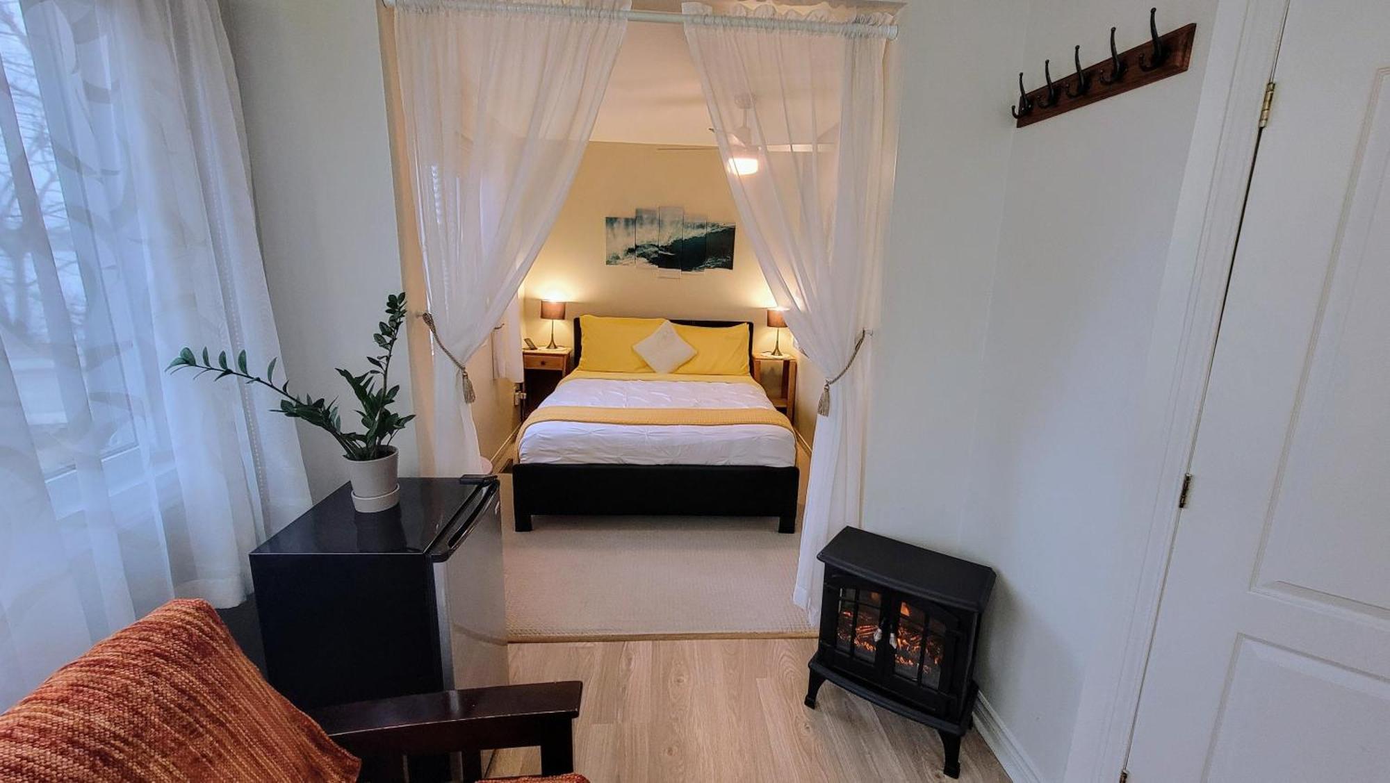 Kokomo Inn Bed And Breakfast Ottawa-Gatineau'S Only Tropical Riverfront B&B On The National Capital Cycling Pathway Route Verte #1 - For Adults Only - Chambre D'Hotes Tropical Aux Berges Des Outaouais Bnb #17542O ภายนอก รูปภาพ