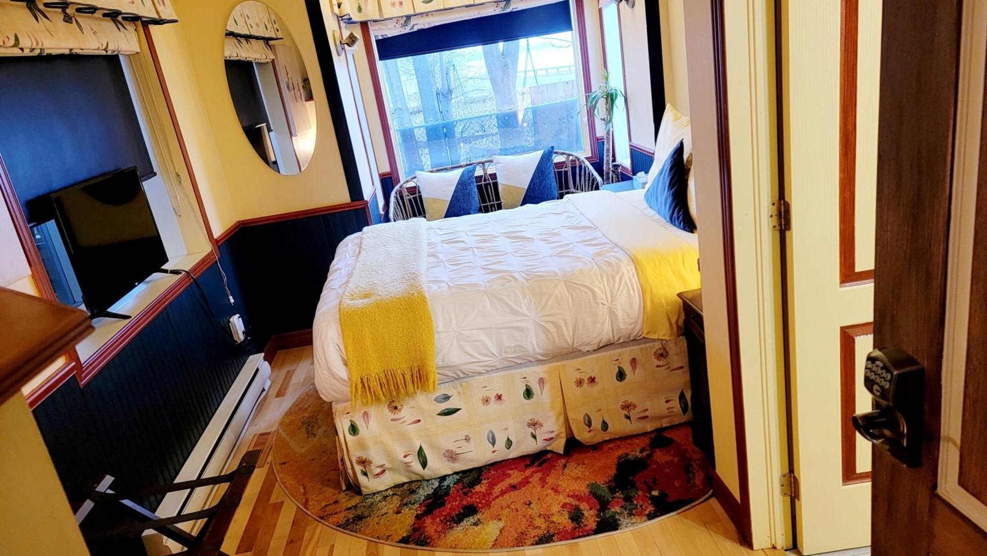 Kokomo Inn Bed And Breakfast Ottawa-Gatineau'S Only Tropical Riverfront B&B On The National Capital Cycling Pathway Route Verte #1 - For Adults Only - Chambre D'Hotes Tropical Aux Berges Des Outaouais Bnb #17542O ภายนอก รูปภาพ