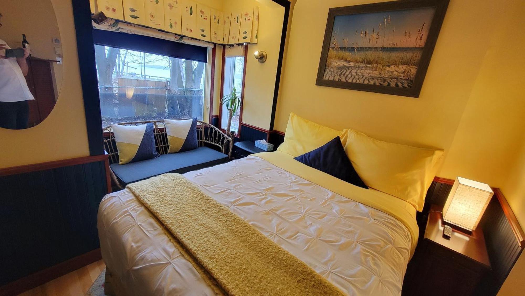 Kokomo Inn Bed And Breakfast Ottawa-Gatineau'S Only Tropical Riverfront B&B On The National Capital Cycling Pathway Route Verte #1 - For Adults Only - Chambre D'Hotes Tropical Aux Berges Des Outaouais Bnb #17542O ห้อง รูปภาพ