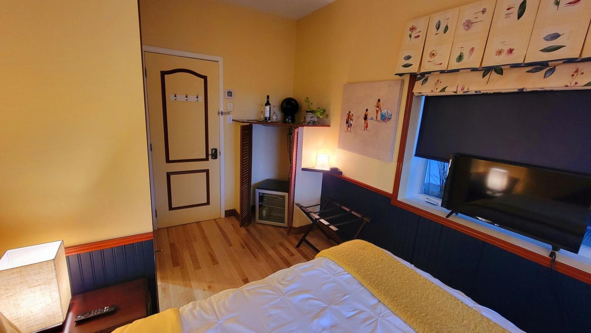 Kokomo Inn Bed And Breakfast Ottawa-Gatineau'S Only Tropical Riverfront B&B On The National Capital Cycling Pathway Route Verte #1 - For Adults Only - Chambre D'Hotes Tropical Aux Berges Des Outaouais Bnb #17542O ห้อง รูปภาพ